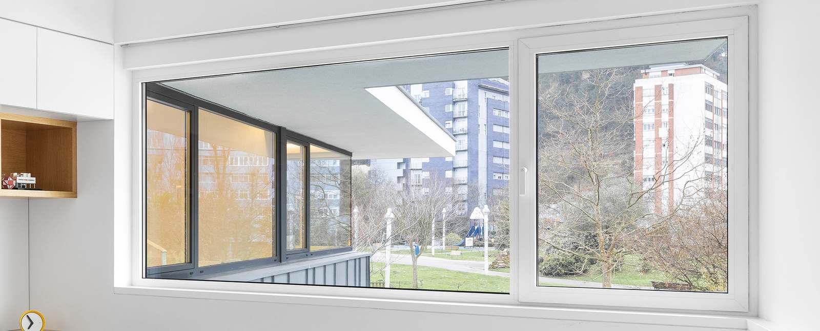 Ventanas y puertas abisagradas