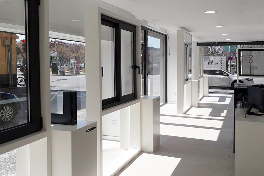 Showroom Alu-Store Girona - alüminyum ve PVC pencereler Cortizo
