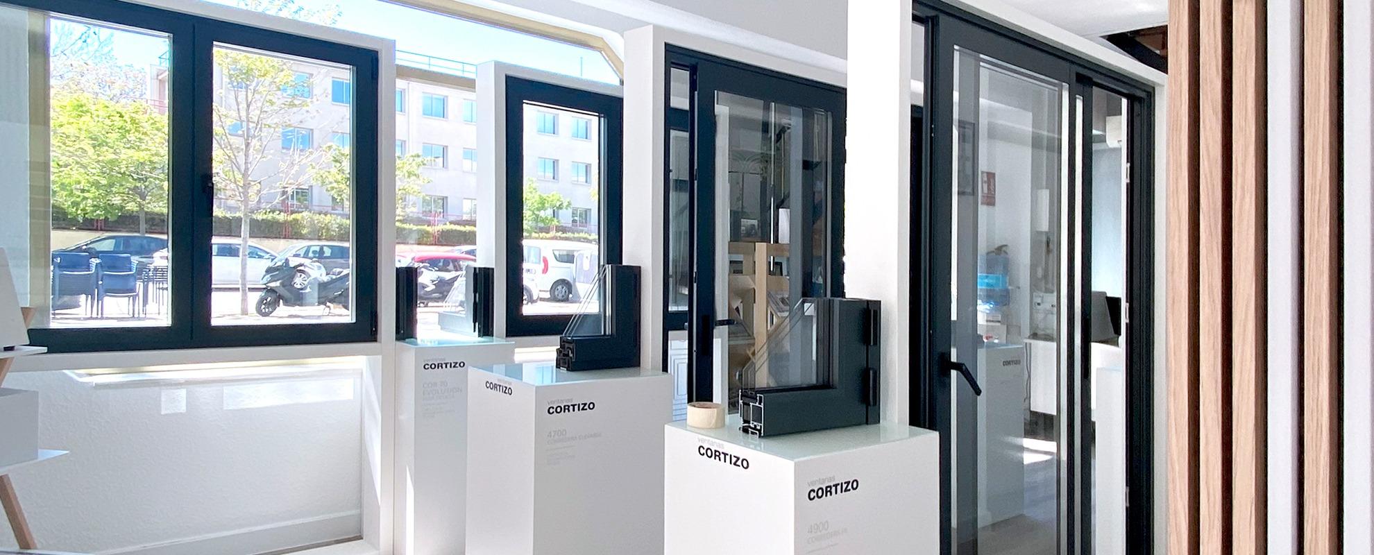 Exposition Fenêtres Cortizo chez Arias e Iván - fenêtres en aluminium et PVC Cortizo