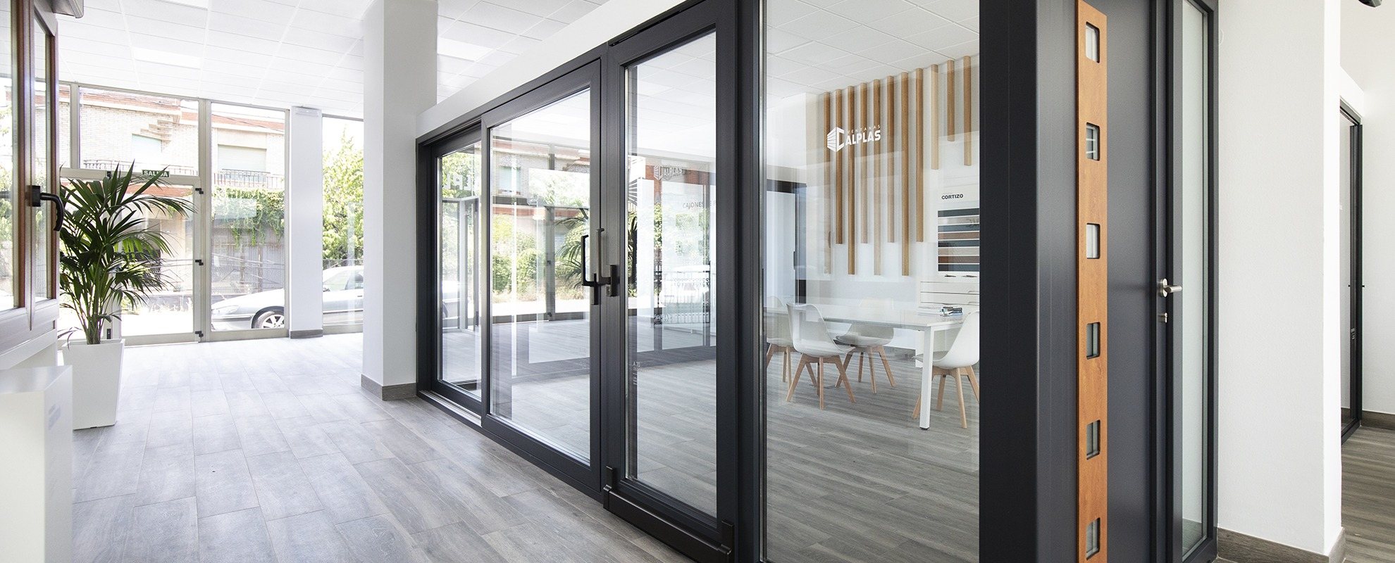 Exposición Okna Cortizo en Ventanas Calplas - okna aluminiowe i PVC Cortizo