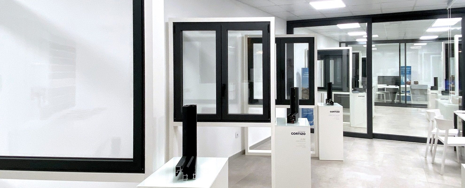 Exposición Okna Cortizo en Carpevi Ventanas - okna aluminiowe i PVC Cortizo