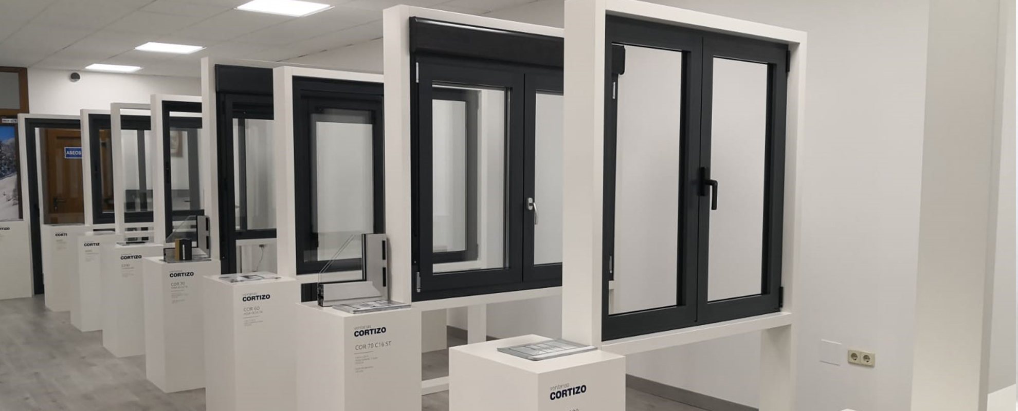 Exposición Ventanas Cortizo en Carpintería S&I