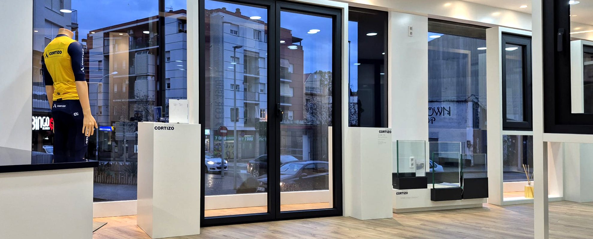 Exposición Fenêtres Cortizo en Termi K - fenêtres en aluminium et PVC Cortizo