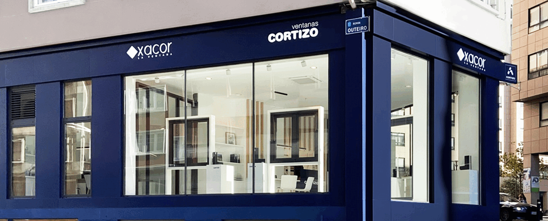 Exposición Okná Cortizo en Xacor La Ventana - hliníkové a PVC okná Cortizo
